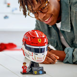 Joven sonriendo mientras admira el casco LEGO de Charles Leclerc 43014 montado sobre una mesa