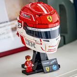 Casco LEGO 43014 de Charles Leclerc expuesto sobre una superficie como pieza de coleccionismo de Fórmula 1