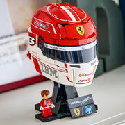Casco LEGO 43014 de Charles Leclerc expuesto sobre una superficie como pieza de coleccionismo de Fórmula 1
