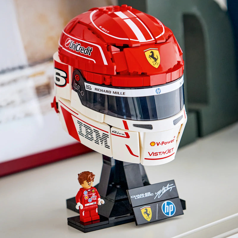 Casco LEGO 43014 de Charles Leclerc expuesto sobre una superficie como pieza de coleccionismo de Fórmula 1