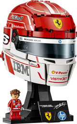 Casco LEGO de Charles Leclerc Scuderia Ferrari HP 43014 montado sobre su peana negra, con franja blanca, número 16 y patrocinadores Ferrari de Fórmula 1