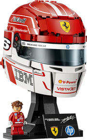 Casco LEGO de Charles Leclerc Scuderia Ferrari HP 43014 montado sobre su peana negra, con franja blanca, número 16 y patrocinadores Ferrari de Fórmula 1