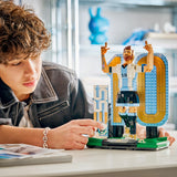 Joven contemplando la figura LEGO de Lionel Messi 43015 montada sobre una mesa