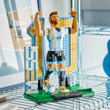 Figura LEGO de Lionel Messi 43015 expuesta en una estantería como pieza de coleccionismo de fútbol