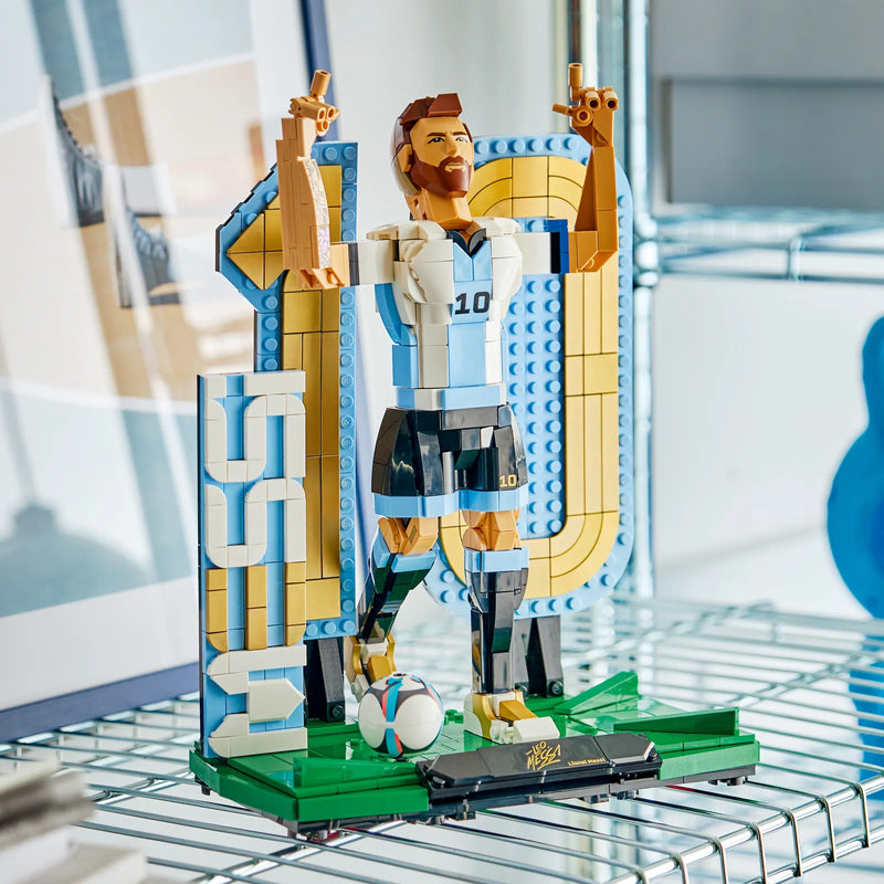 Figura LEGO de Lionel Messi 43015 expuesta en una estantería como pieza de coleccionismo de fútbol