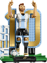 Figura LEGO de Lionel Messi 43015 con camiseta albiceleste número 10 y balón, con los brazos en alto celebrando, sobre el gran número 10 dorado y azul