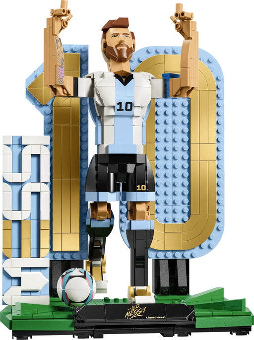 Figura LEGO de Lionel Messi 43015 con camiseta albiceleste número 10 y balón, con los brazos en alto celebrando, sobre el gran número 10 dorado y azul