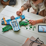 Adulto construyendo el mosaico LEGO Editions 43018 Messi sobre mesa con instrucciones en tableta - set premium 14+ para fans del fútbol