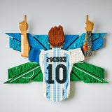 LEGO Editions 43018 Lionel Messi Celebración expuesto en pared: camiseta argentina rayas blancas y azules, número 10 en negro, brazos abiertos