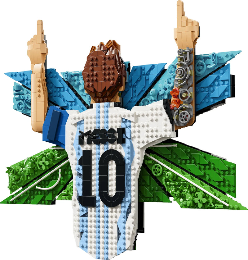 Set LEGO Editions 43018 Lionel Messi Celebración - mosaico mural montado: Messi de espaldas con camiseta argentina #10 y brazos abiertos celebrando, alas de paneles verdes y azules del campo - 1427 piezas
