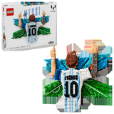 Display LEGO Editions 43018 Messi: caja del set Editions junto al mosaico Lionel Messi celebración montado - lo que recibes