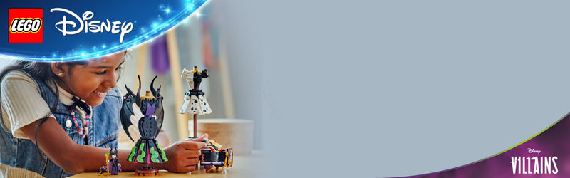 Los dos trajes construibles del LEGO Disney 43262 sobre sus maniquíes expositores