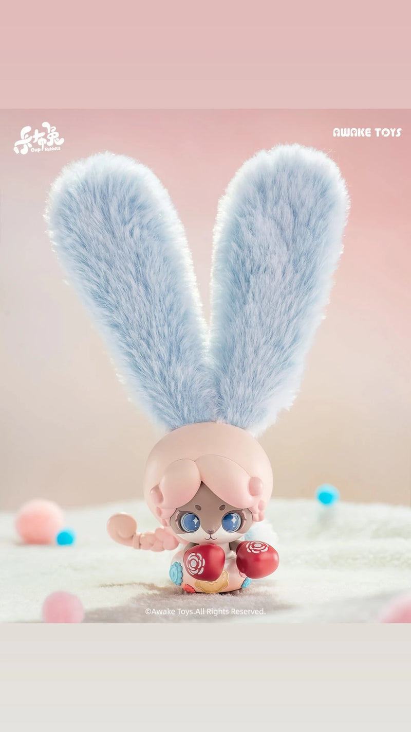 Cup Rabbits Inner Desire figura rosa con orejas celestes y guantes florales, art toy Awake Toys