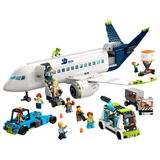 LEGO City Avión de Pasajeros 60367 montado con sus vehículos de pista y 9 minifiguras
