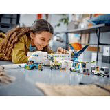 Niña jugando con el avión LEGO City 60367 y los vehículos del aeropuerto