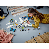 Niña montando el LEGO City Avión de Pasajeros 60367