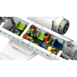Interior del avión LEGO 60367 con asientos, pasillo y pasajeros
