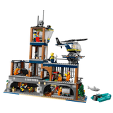 Vista trasera de la prisión LEGO City 60419 con las celdas y el patio