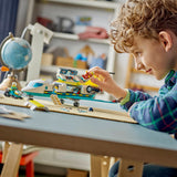 Niño jugando con el avión LEGO City Ambulancia Aérea 60465
