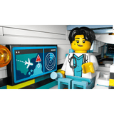Doctora del set LEGO City 60465 junto a las pantallas del laboratorio