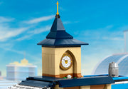 Detalle de los dos andenes con panel de horarios y máquina de billetes del LEGO 60469