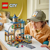 Estación de tren LEGO City 60469 montada con sus tres niveles y la torre del reloj