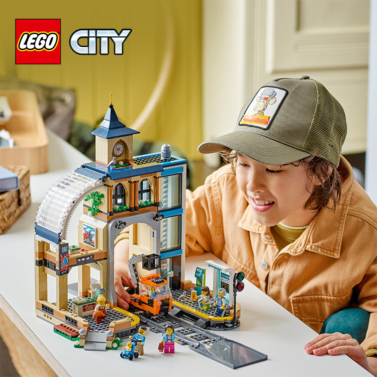 Estación de tren LEGO City 60469 montada con sus tres niveles y la torre del reloj