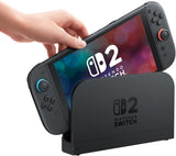 Consola Nintendo Switch 2 del pack colocándose en su base, con los Joy-Con 2 acoplados