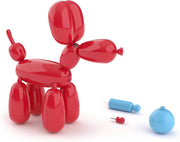 Squeakee Doggy, el perro globo interactivo de Famosa con su hinchador