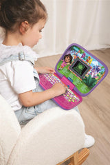 Niño jugando con el ordenador educativo Dora Clementoni 83024