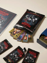 Panini Stranger Things Megapack de Lanzamiento HC Trading Cards con 8 Sobres Extra y Deckbox 80+ (vista 5)