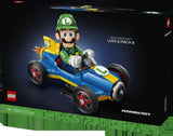Caja lateral LEGO Super Mario 72050 Luigi y Mach 8 con detalle del kart y especificaciones del set 18+ premium 2234 piezas