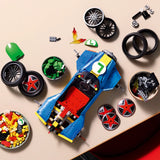Vista cenital de piezas LEGO Super Mario 72050 Mario Kart en construcción: chasis azul del kart Mach 8 con boweles de ruedas, llamas naranjas, casco verde Luigi y discos estrella roja preparados