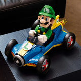 LEGO Super Mario 72050 Mario Kart Luigi y Mach 8 montado expuesto sobre mesa negra de salón - decoración coleccionista Nintendo