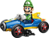 Set LEGO Super Mario 72050 Mario Kart Luigi y Mach 8 montado: figura Luigi articulada con casco verde 'L' conduciendo kart Mach 8 azul y amarillo, ruedas con estrellas rojas y tubo de escape con llamas - 2234 piezas
