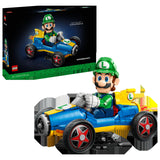 Display LEGO Super Mario 72050: caja del set Mario Kart Luigi y Mach 8 junto al kart montado con la figura grande de Luigi al volante - contenido del pedido