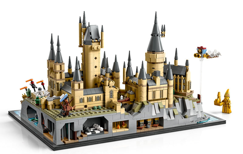 Vista trasera del LEGO 76419 Castillo y Terrenos de Hogwarts con las cámaras subterráneas y la estatua dorada del arquitecto