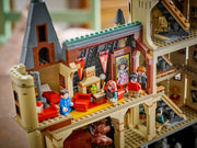 Detalle del interior de la sala común del set LEGO Harry Potter 76454 con Harry, Ron y Hermione