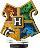 LEGO Harry Potter 76462 Escudo de Casa de Hogwarts™ - producto montado sobre fondo blanco