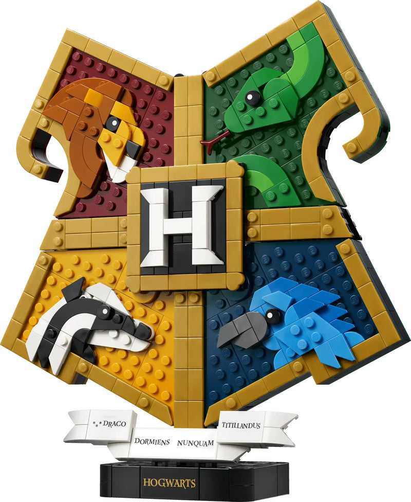 LEGO Harry Potter 76462 Escudo de Casa de Hogwarts™ - producto montado sobre fondo blanco