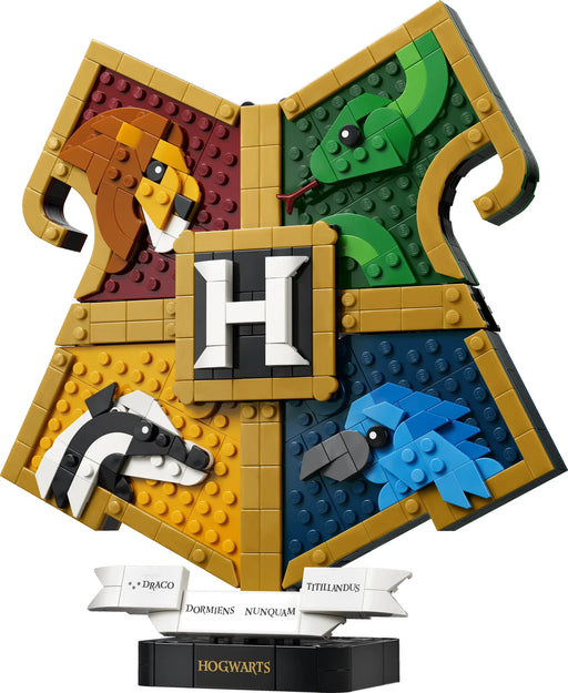 LEGO Harry Potter 76462 Escudo de Casa de Hogwarts™ - producto montado sobre fondo blanco