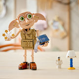 Figura LEGO Harry Potter 76469 Dobby el Elfo Libre montada sobre mesa de madera con lámpara y esqueleto blanco al lado - decoración estilo dormitorio infantil