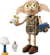 Set LEGO Harry Potter 76469 Dobby el Elfo Libre montado: figura grande articulada de Dobby con orejas elfo, ojos verdes enormes y saco beige, sosteniendo libro azul, calcetín de su liberación y estrellas mágicas - con lámpara y esqueleto
