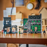 Set LEGO Harry Potter 76471 Tiendas Mágicas del Callejón Knockturn montado en mesa de madera con sus 10 minifiguras alineadas en fila - decoración coleccionista 25 Years of Magic