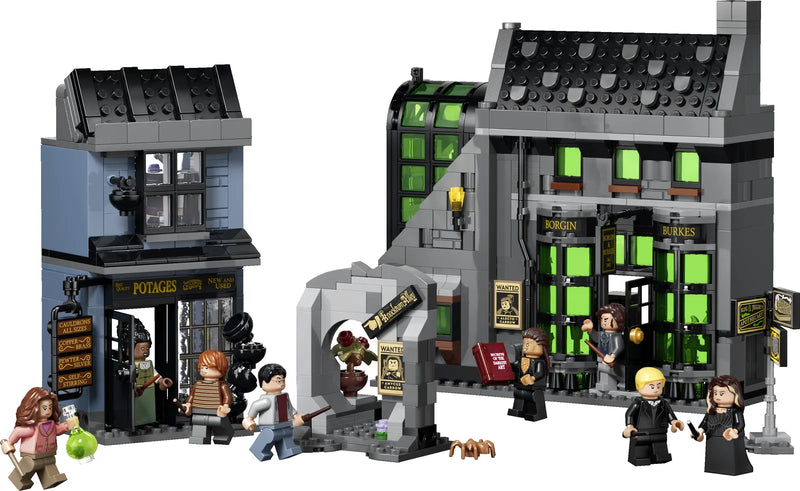Set LEGO Harry Potter 76471 Tiendas Mágicas del Callejón Knockturn montado: tienda Potages de calderos azul, Borgin & Burkes con ventanas verdes y arco Knockturn Alley - minifiguras Hermione, Ron, Harry, Draco Malfoy, Narcisa, Mr. Borgin y Fenrir Greyback