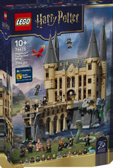 Caja frontal LEGO Harry Potter 76473 Hogwarts Castle East Wing: castillo con torres, fénix Fawkes rojo, fantasma plateado y basilisco verde, 2164 piezas edad 10+, sello 25 Years of Magic, 1-4 Builders Build Together