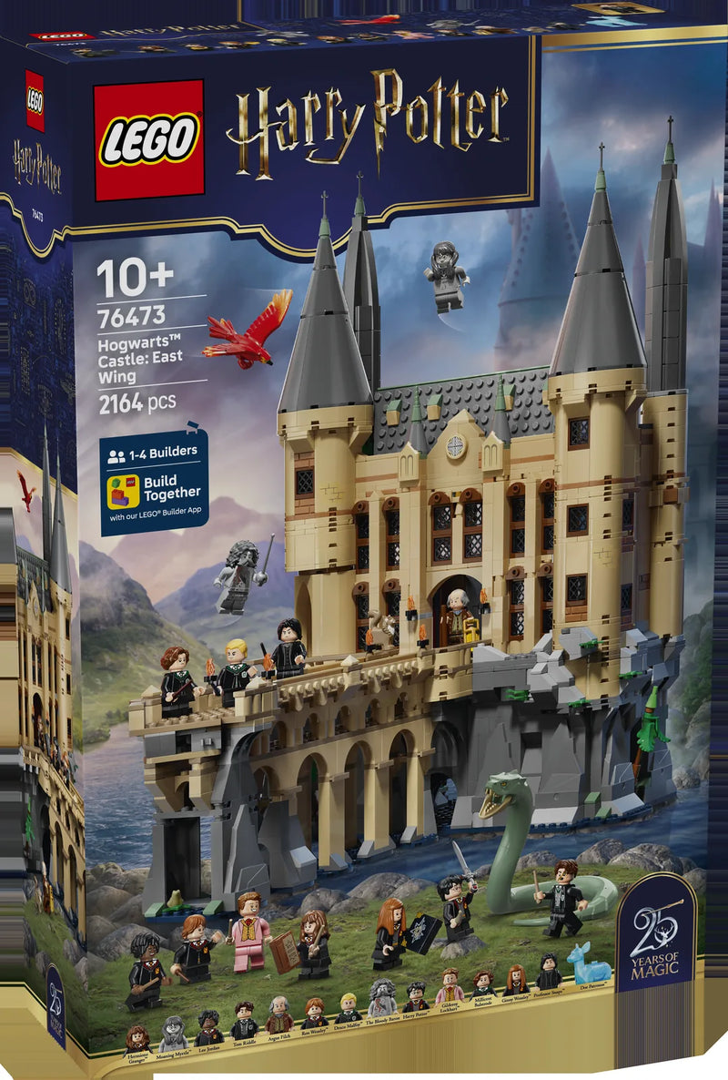 Caja frontal LEGO Harry Potter 76473 Hogwarts Castle East Wing: castillo con torres, fénix Fawkes rojo, fantasma plateado y basilisco verde, 2164 piezas edad 10+, sello 25 Years of Magic, 1-4 Builders Build Together