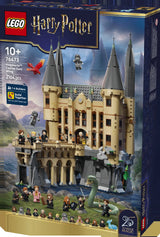 Caja frontal LEGO Harry Potter 76473 Castillo Hogwarts Ala Este vista oblicua - render del castillo con minifiguras y especificaciones 2164 piezas 25 Years of Magic