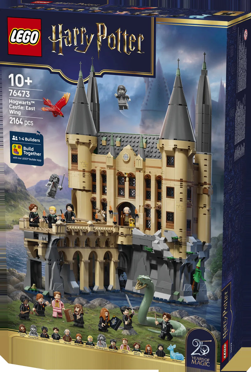 Caja frontal LEGO Harry Potter 76473 Castillo Hogwarts Ala Este vista oblicua - render del castillo con minifiguras y especificaciones 2164 piezas 25 Years of Magic