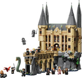 Set LEGO Harry Potter 76473 Castillo de Hogwarts Ala Este montado: castillo gótico con torres altas, basamento de roca con basilisco verde de la Cámara Secreta, fénix Fawkes y fantasma plateado - minifiguras Harry, Ron, Hermione, Draco, McGonagall y Slughorn